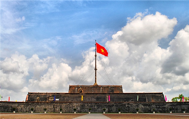 Cột cờ Ngọ Môn Huế, Cột cờ Huế - Kỳ đài, cột cờ Ngọ Môn Huế lung linh về đêm sáng nét văn hóa Huế .