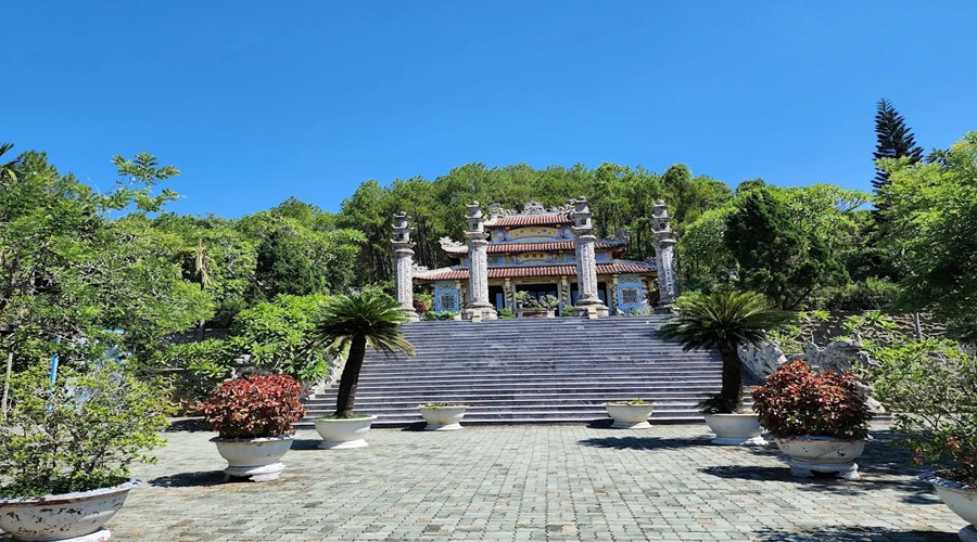 den-huyen-tran-cong-chua-2