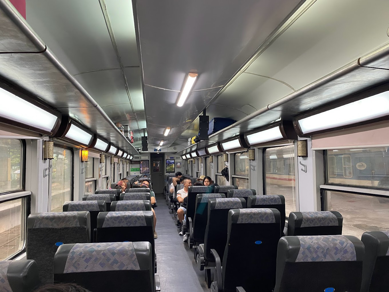 ve-tau-ho-chi-minh-hue-1