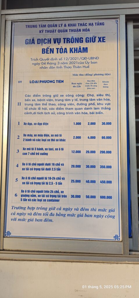Ảnh: Admin chụp bảng-gia-giu-xe tại-bên-toa-kham