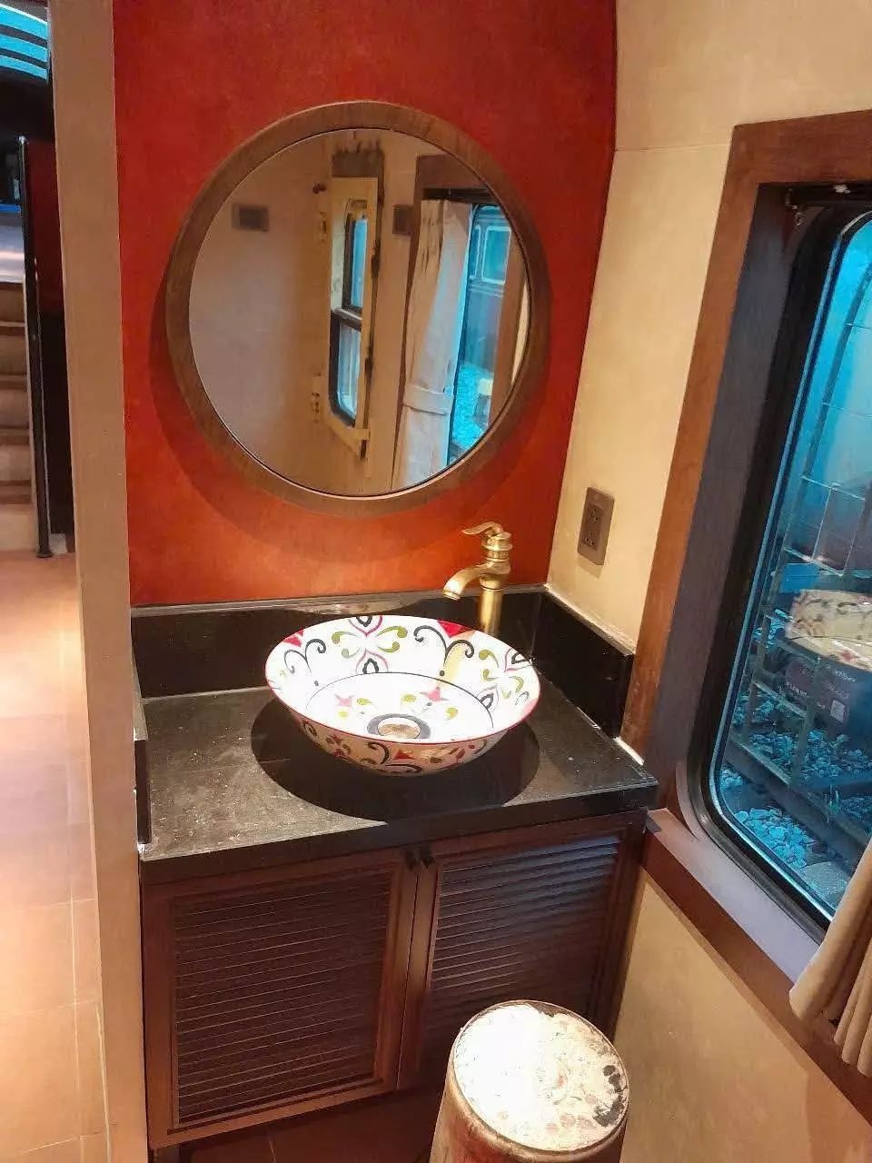 ve-tau-2-tang-ha-noi-khu-ve-sinh