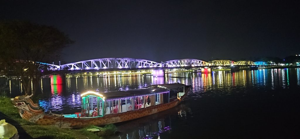 le-hoi-anh-sang-sông-huong