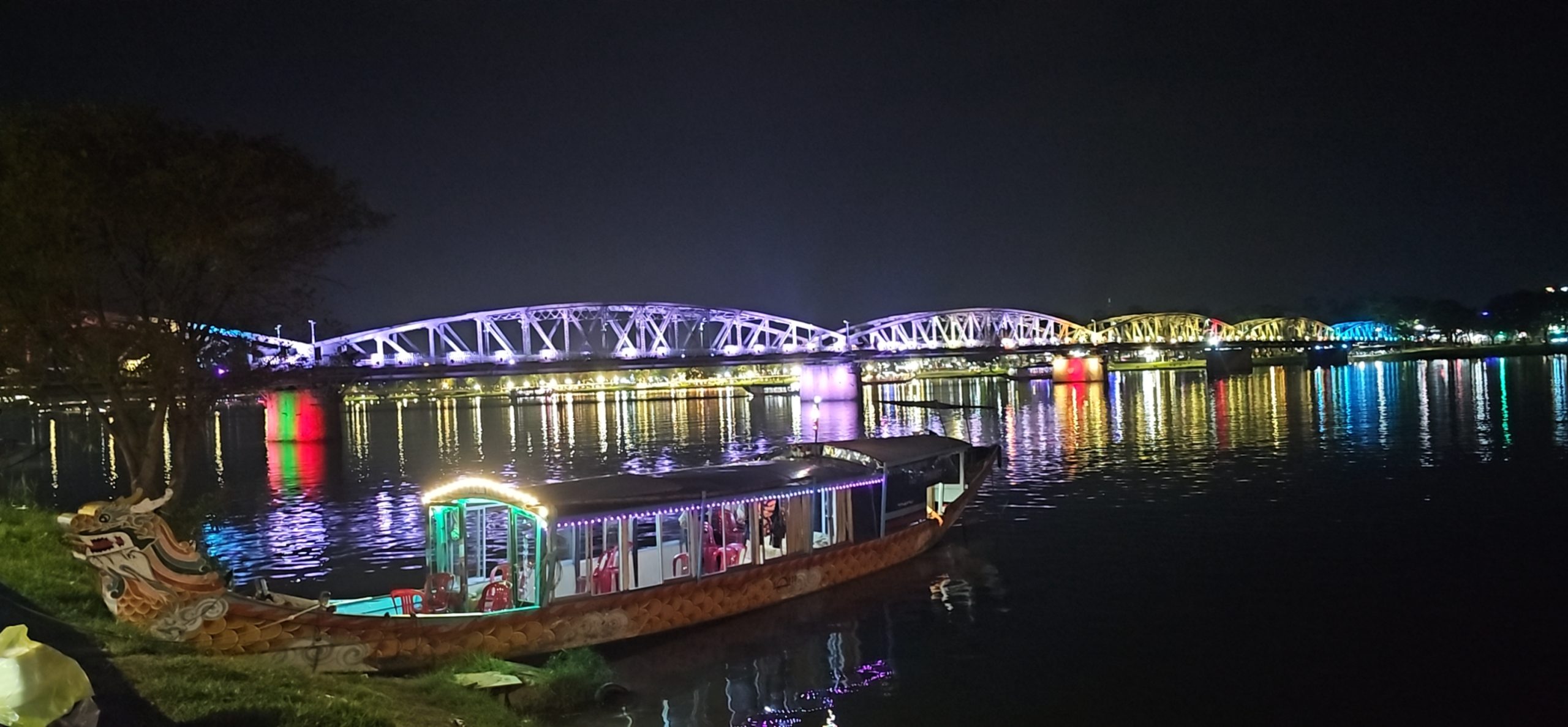 le-hoi-anh-sang-sông-huong